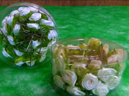 Picture of ACRYLIC ROSE W/PIN X36 PZ BOX *CREM