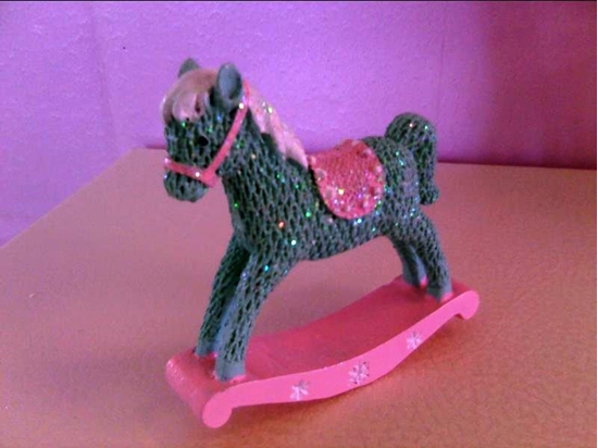 Picture of CAVALLO DONDOLO RES. VERDE H. 8 CM.