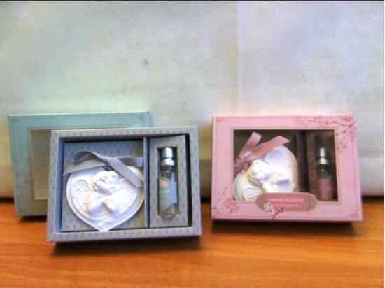 Immagine di MEDAGLIONE ANGELO PORTA PROFUMO 8 CM.