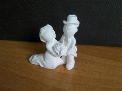 Immagine di GESSETTO SPOSI IN GINOCCHIO  H. 5 CM CF. 10 PZ