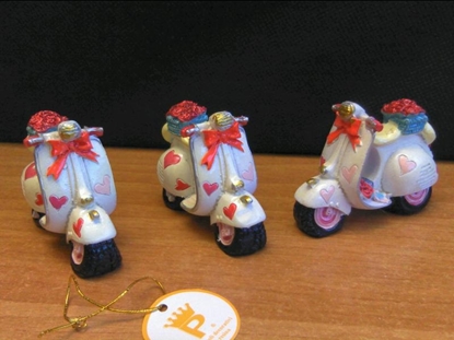 Immagine di SCOOTER FESTA 7 CM ROSA IN RESINA