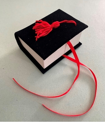 Immagine di SCATOLINA LIBRO LAUREA ALCANTARA CF. 12 PZ. NERO