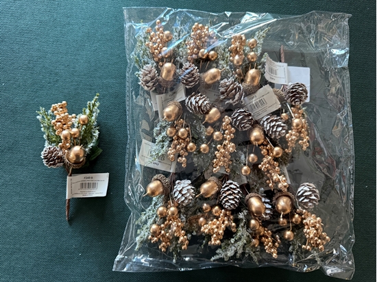 Immagine di PICK W/GOLD BERRIES, PINECONE & ACORN CM13H