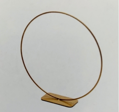 Immagine di METAL RING ON BASE  40CM GOLD